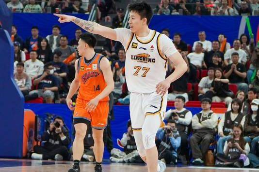 篮球明星召开宣布退役记者会
