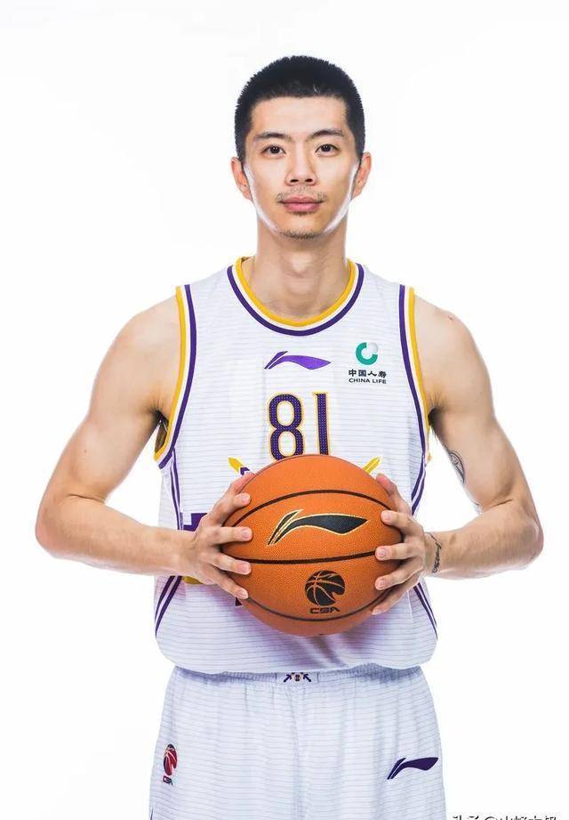 关于球队集结：冠军球员相约训练场合秀技艺的信息
